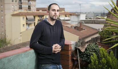 David D&iacute;az, en la terraza de su casa de Sant Vicen&ccedil; dels Horts.