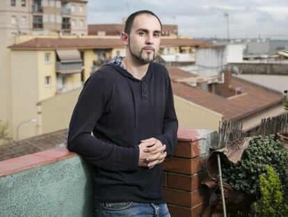 David D&iacute;az, en la terraza de su casa de Sant Vicen&ccedil; dels Horts.