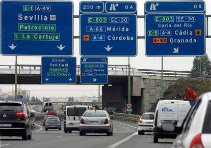 Cruce de carreteras con destino a diferentes provincias en la S- 30, en Sevilla.