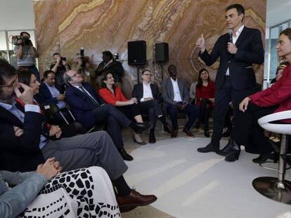 El secretario general y candidato del PSOE a presidencia del Gobierno, Pedro S&aacute;nchez rodeado de su equipo de sabios, este domingo en Barcelona.