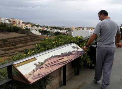 Un panel informativo en el parque etnográfico de las Pirámides de Güímar, al este de la isla canaria de Tenerife.