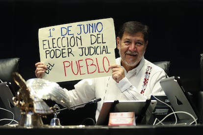 El presidente de la Mesa Directiva del Senado, Gerardo Fernández Noroña, muestra un cartel alusivo a la elección del poder judicial.