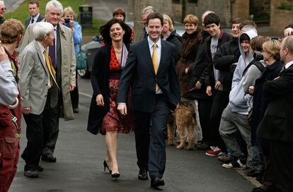 El candidato del Partido Liberal Demócrata, Nick Clegg, camina con su esposa Miriam Gonzalez Durantez, después de votar en un colegio electora en Sheffied, al norte de Inglaterra. Clegg puede tener la llave para el 10 de Downing Street.
