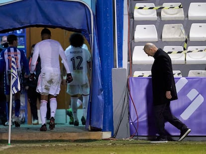 Zinedine Zidane mientras abandona el terreno de juego tras el partido de tercera ronda de la Copa del Rey entre el CD Alcoyano y el Real Madrid en El Collao, el pasado 20 de enero.