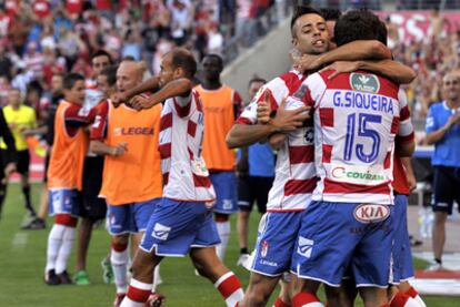Los jugadores del Granada celebran el primer gol durante el encuentro ante el Celta