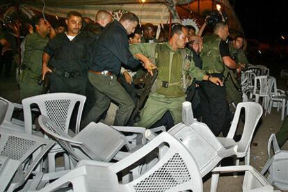 Los guardaespaldas protegen al presidente de la OLP durante el tiroteo  en Gaza.