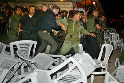 Los guardaespaldas protegen al presidente de la OLP durante el tiroteo en Gaza.