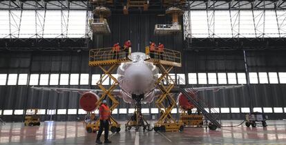 Tareas de mantenimiento de uno de los A320 de Iberia.