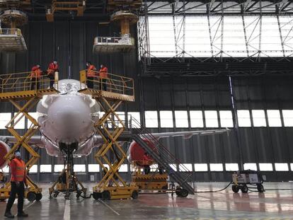 Tareas de mantenimiento de uno de los A320 de Iberia.