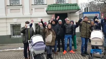 Un grupo de parejas españolas protesta ante el Consulado de España en Kiev, este jueves. 