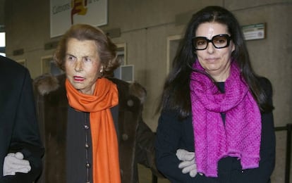 Liliane Bettencourt y su hija Fran&ccedil;oise en una imagen de 2011