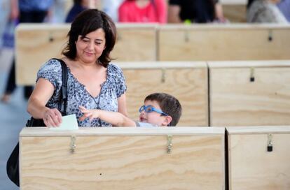 Uma mulher e seu filho em um colégio eleitoral em Santiago.