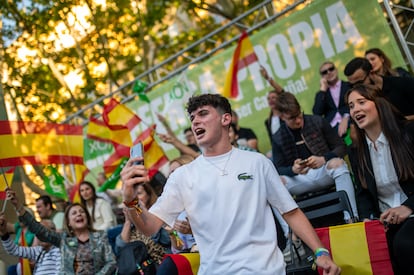 Varios jóvenes en un mitin de Vox en Reus (Tarragona), el pasado 9 de mayo, durante la campaña de las elecciones catalanas.  