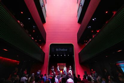 El alcalde Jaume Collboni (2i), el director de El Molino, Victor Partido (i), el director de Barcelona Events Musicals, Jordi Herreruela (2d), y el regidor de Cultura Xavier Mercé (4d), durante la rueda de prensa de reapertura de El Molino.