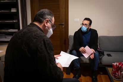 La Asociación Barbara Nassar reparte medicamentos de donaciones particulares a pacientes con cáncer que no pueden pagar las medicinas, o que no las encuentran en el país. 
En la foto, en las oficinas de la organización en Beirut, Nassar facilita las medicinas recetadas al familiar de un paciente con cáncer.