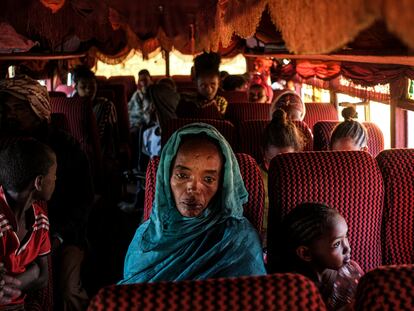 Desplazados de la región etíope de Tigray, en su camino hacia el campo de refugiados de Um Rakuba, en Sudán.