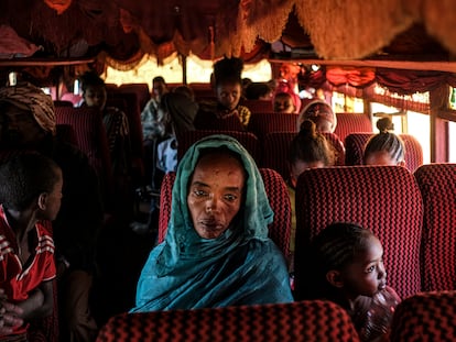Desplazados de la región etíope de Tigray, en su camino hacia el campo de refugiados de Um Rakuba, en Sudán.