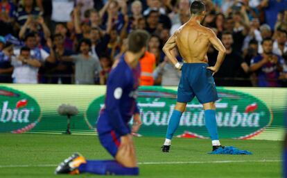 Piqué mira a Cristiano tras el gol del Real Madrid.