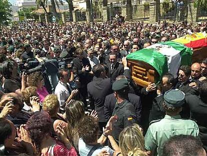 El féretro con los restos mortales de Rocío Jurado es llevado a hombros por costaleros de la Virgen de Regla.