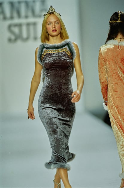 Vestido de terciopelo azul de Anna Sui, de su colección O-I 1998.