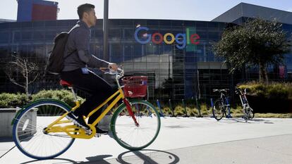 Un hombre pasea en bicicleta ante el Google Campus en Silicon Valley (California, EE UU).