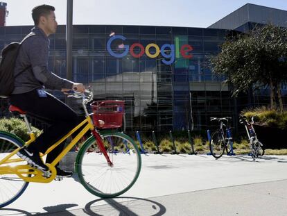 Un hombre pasea en bicicleta ante el Google Campus en Silicon Valley (California, EE UU).