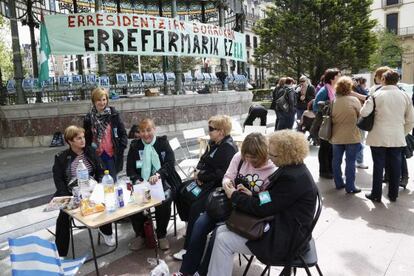 Concentración en el Boulevard donostiarra en protesta por los recortes en la residencias de ancianos