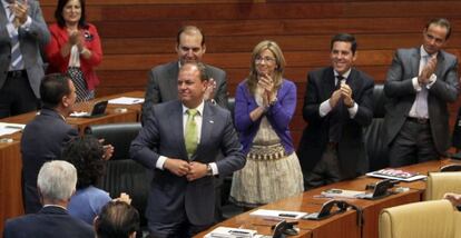 El popular José Antonio Monago es aplaudido por su grupo tras ser elegido presidente de la Junta de Extremadura