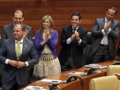 El popular José Antonio Monago es aplaudido por su grupo tras ser elegido presidente de la Junta de Extremadura