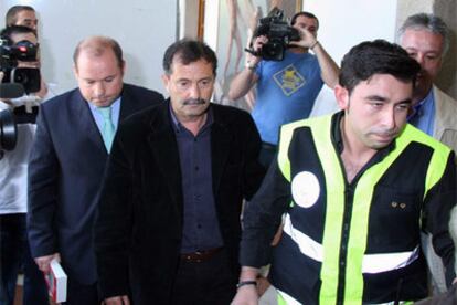 El jefe del servicio de vías y obras de la Diputación de Lugo, Alberto Fernández Pereira, (centro) detenido por su presunta implicación en la trama.