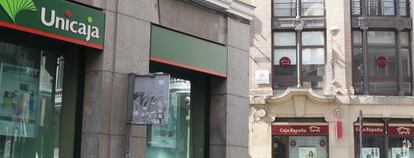 Fachada de una sucursal de Unicaja en primer plano y otra de Caja España Duero (integrada en Unicaja) en segundo plano.