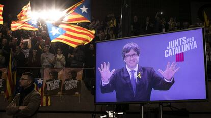 El expresidente de la Generalitat, Carles Puigdemont, aparece en una pantalla durante un mitin de Junt pel Si en Barcelona, el pasado 15 de diciembre. 