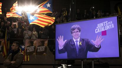 El expresidente de la Generalitat, Carles Puigdemont, aparece en una pantalla durante un mitin de Junt pel Si en Barcelona, el pasado 15 de diciembre.
