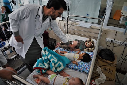 El doctor Mohammad Yaqob Sharafat pasa consulta en el hospital Indira Gandhi de Kabul, el mayor centro pediátrico de Afganistán, el 7 de agosto. En la sala en la que se tomó esta foto, hasta 18 niños acompañados de sus madres estaban repartidos en seis camas en poco más de 20 metros cuadrados. 