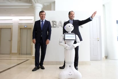 El vicepresidente de Abanca, Juan Carlos Escotet (d), y el consejero delegado, Francisco Botas (i), durante la inauguraci&oacute;n hoy de la nueva sede corporativa en Madrid