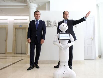 El vicepresidente de Abanca, Juan Carlos Escotet (d), y el consejero delegado, Francisco Botas (i), durante la inauguraci&oacute;n hoy de la nueva sede corporativa en Madrid