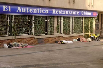 Por todas partes, hay personas tiradas en el suelo semiinconscientes, a veces sobre sucios colchones o entre la basura.