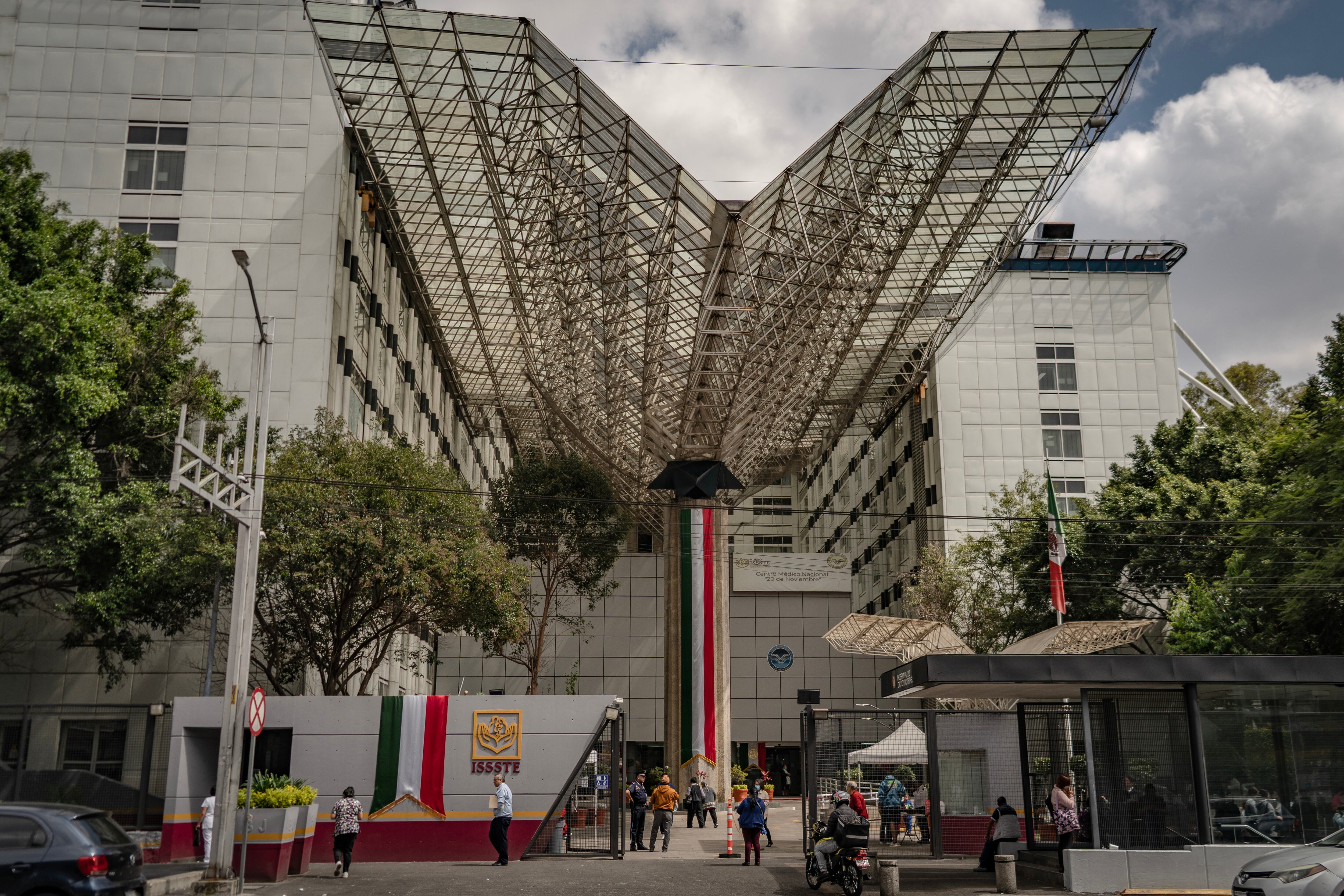 Fachada del hospital del ISSSTE 20 de Noviembre en Ciudad de México.
