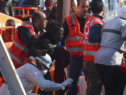Varios de los inmigrantes rescatados de la patera localizada el 5 de diciembre de 2014 en aguas del mar de Alborán, a su llegada al puerto de Almería.