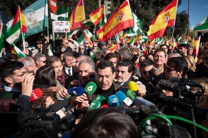 El presidente de la Junta de Andalucía, Juan  Manuel Moreno, junto a Elías Bendodo durante la concentración 'en defensa de Andalucía y a favor de la igualdad de España', esta mañana en Sevilla.