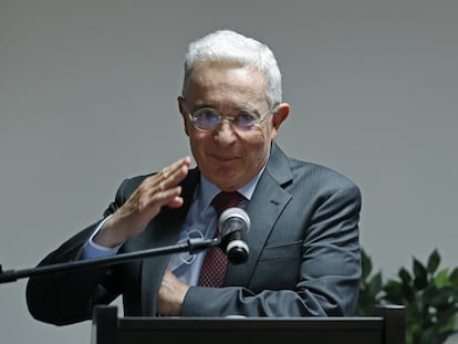 El expresidente de Colombia, Álvaro Uribe, habla durante un encuentro del partido político Centro Democrático, el 15 de marzo, en Bogotá.