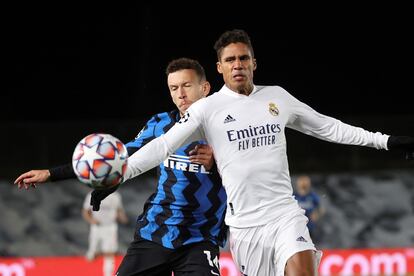 Raphael Varane disputa el balón con el croata del Inter Ivan Perisic, en un partido de Champions en Valdebebas en noviembre.