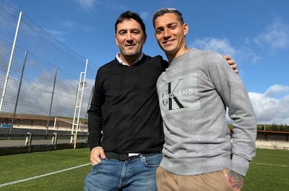 El Chimy Ávila (dcha) y Braulio Vázquez, director técnico del CA Osasuna.