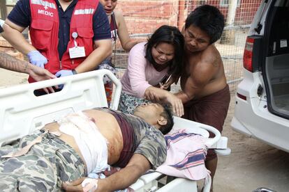 Una mujer llora junto al cadáver de un manifestante en el exterior de un hospital en Yangón, este sábado. Aunque la mayoría de países no enviaron representantes al desfile militar, según el medio 'Asia Nikkei', Rusia, China, la India, Pakistán, Bangladés, Vietnam, Laos y Tailandia sí lo hicieron. “Rusia es un verdadero amigo”, ha alabado este sábado Min Aung Hlaing.