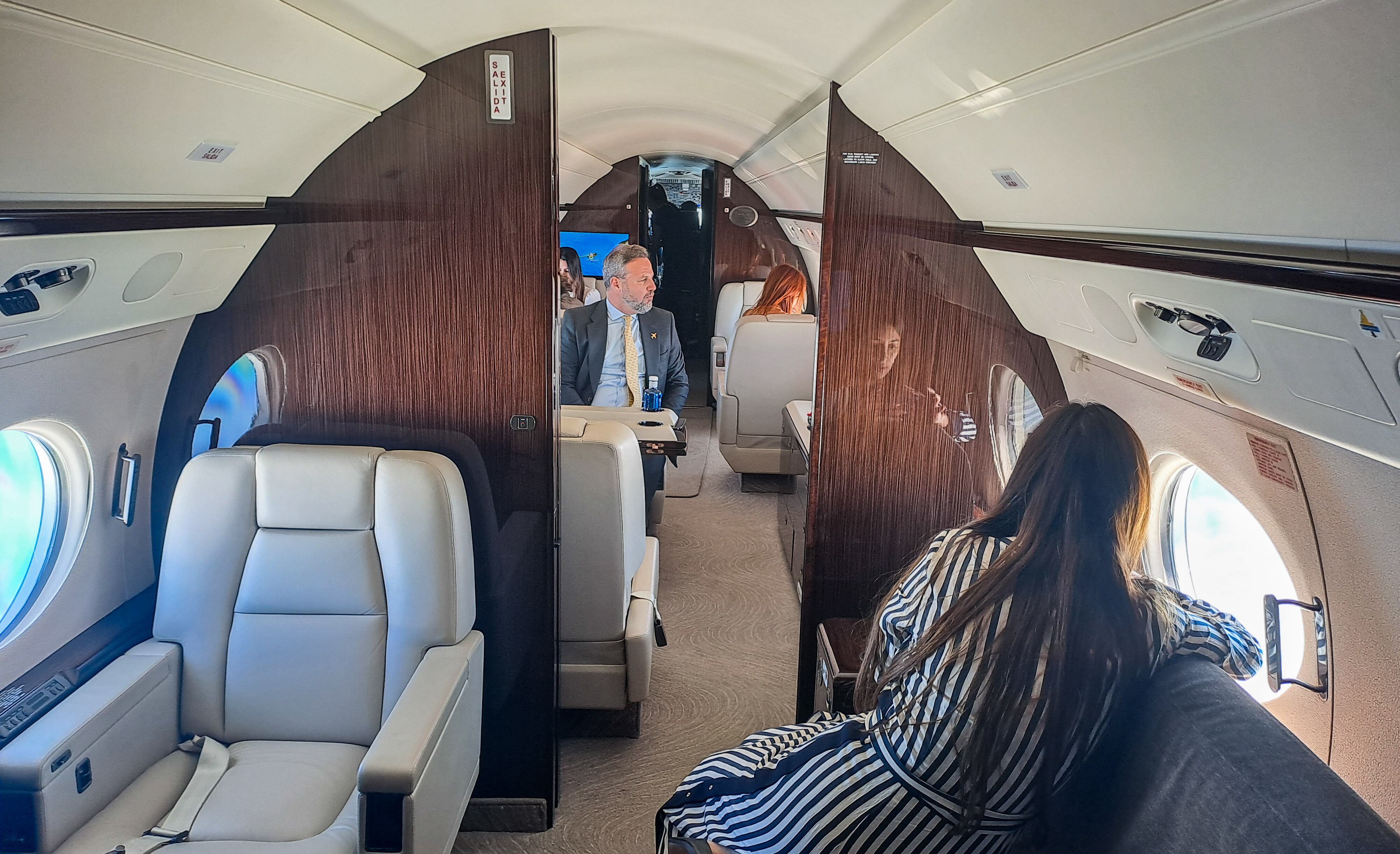 Interior del avión Gulfstream G550; al fondo, Alfredo Lisdero, cofundador de Welojets. 