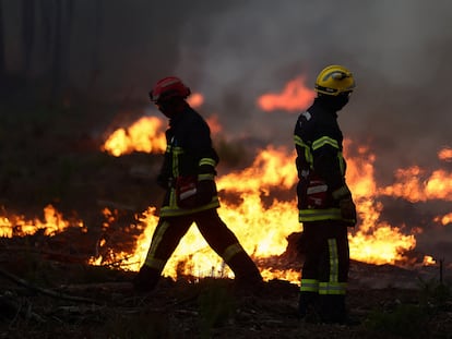 El fuego del suroeste de Francia gana terreno y obliga a nuevas evacuaciones masivas