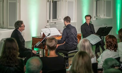 Goerg Nigl, tarihi bir masa piyanosunda Alexander Gergelyfi eşliğinde bir Franz Schubert Lied'i seslendiriyor.