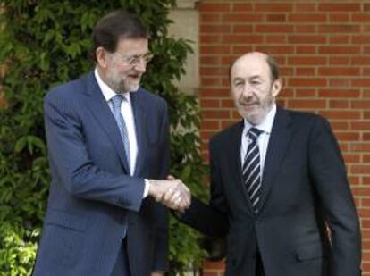 El presidente del Gobierno, Mariano Rajoy (i), saluda a líder del PSOE, Alfredo Pérez Rubalcaba. EFE/Archivo