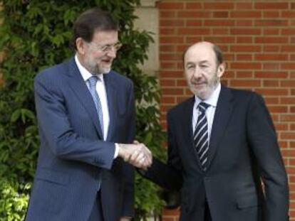 El presidente del Gobierno, Mariano Rajoy (i), saluda a líder del PSOE, Alfredo Pérez Rubalcaba. EFE/Archivo