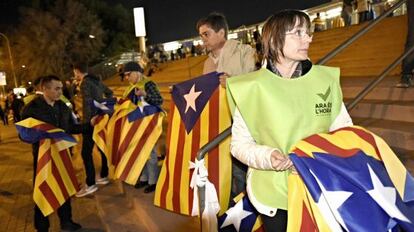 Alguns dels 300 voluntaris repartint estelades a l'entrada del Camp Nou.